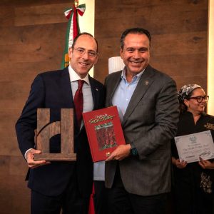 Gabriel Cárdenas Cornish, presidente de la Academia Mexicana de Gastronomía, recibió una estatuilla de "la H", de manos de Antonio Astiazaran; junto con un ejemplar de lujo de la última edición del libro, El sabor de Sonora