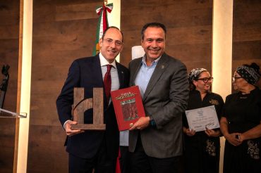 Gabriel Cárdenas Cornish, presidente de la Academia Mexicana de Gastronomía, recibió una estatuilla de "la H", de manos de Antonio Astiazaran; junto con un ejemplar de lujo de la última edición del libro, El sabor de Sonora